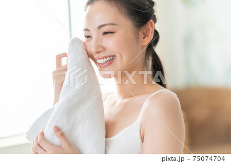 汗を拭く20代女性 75074704
