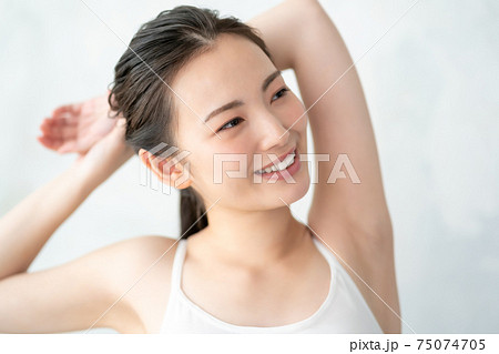 20代女性のヨガ 20代女性のヨガ 75074705