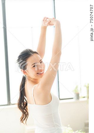 20代女性のエクササイズ 75074707