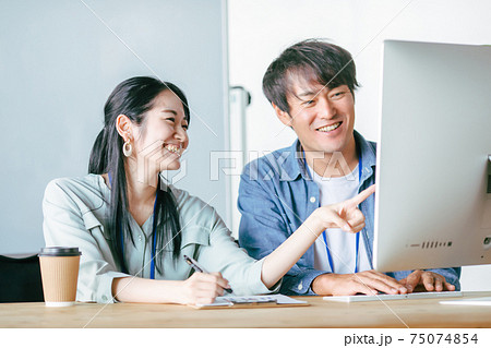 オフィスでミーティングする男女の会社員 75074854
