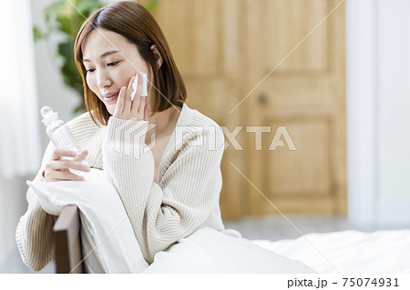 若い女性 ビューティー スキンケア 若い女性 ビューティー スキンケア 75074931