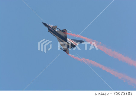 中国空軍J-10八一飛行表演隊カラースモーク 75075305