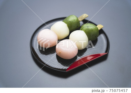 半月盆に乗せた三色団子 花見だんご の写真素材 半月盆に乗せた三色団子 花見だんご の写真素材