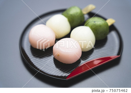 半月盆に乗せた三色団子（花見だんご） 75075462