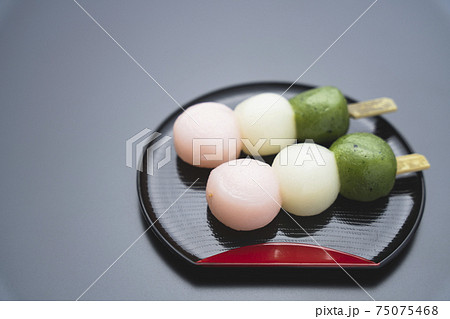 半月盆に乗せた三色団子 花見だんご の写真素材