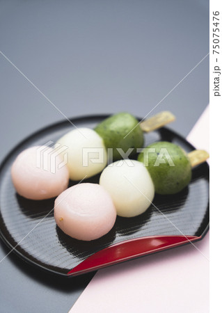 半月盆に乗せた三色団子（花見だんご） 75075476