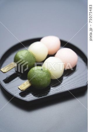 半月盆に乗せた三色団子 花見だんご の写真素材