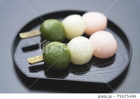 半月盆に乗せた三色団子(花見だんご) 半月盆に乗せた三色団子(花見だんご) 75075484
