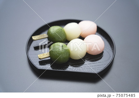 半月盆に乗せた三色団子(花見だんご) 半月盆に乗せた三色団子(花見だんご) 75075485