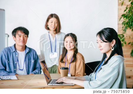 服装自由な会社で働く会社員 服装自由な会社で働く会社員 75075850