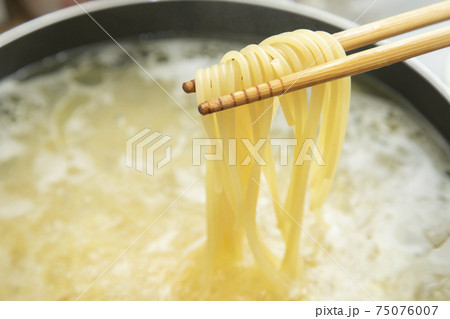 茹でたパスタを箸で上げてるシーン 茹でたパスタを箸で上げてるシーン 75076007