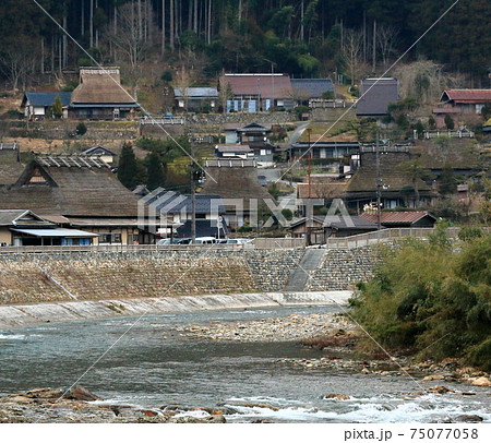 かやぶきの里美山町川沿いの集落 かやぶきの里美山町川沿いの集落 75077058