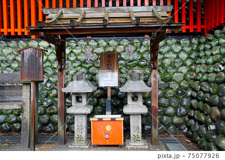 京都 伏見稲荷大社 境内のおもかる石の写真素材