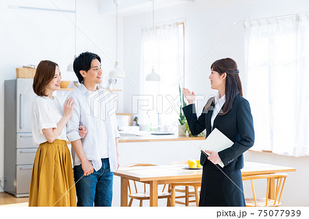 モデルハウスを見学する若い夫婦 75077939