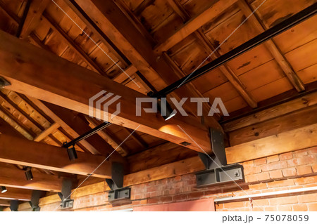 レンガ倉庫の小屋裏 75078059