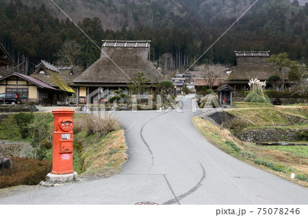 日本の原風景かやぶきの里赤いポスト 75078246