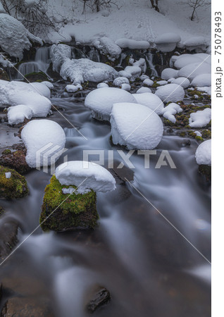 京極吹き出し公園の滝 75078493