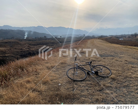 自転車で遊びに出かける 自転車で遊びに出かける 75079577
