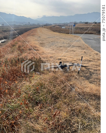 自転車で遊びに出かける 自転車で遊びに出かける 75079581