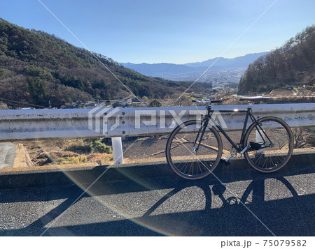 自転車で遊びに出かける 自転車で遊びに出かける 75079582