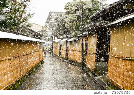 雪が降る長町武家屋敷跡 75079736