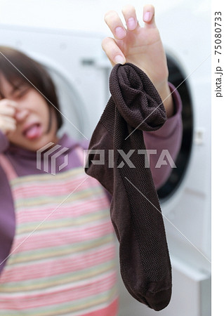洗濯をする時に夫の靴下が臭過ぎる主婦 洗濯をする時に夫の靴下が臭過ぎる主婦 75080733