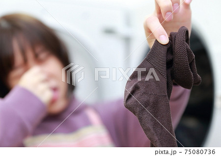 洗濯をする時に夫の靴下が臭過ぎる主婦 洗濯をする時に夫の靴下が臭過ぎる主婦 75080736