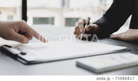 Opposition to wrongdoing and social injustice, Businessmen give bribes to employees to sign approvals through illegal projects, Fraud and corruption Or something illegal. 75080817