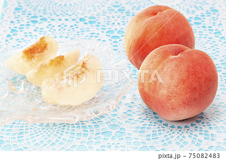 桃_夏が旬の果物 75082483