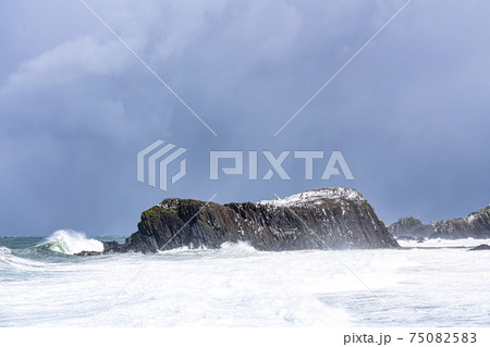 京都　丹後半島　冬の立岩　    75082583