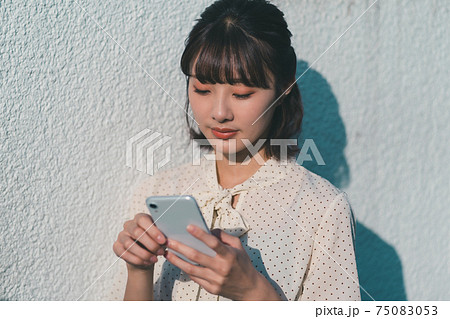 10代後半女子とスマホ 75083053
