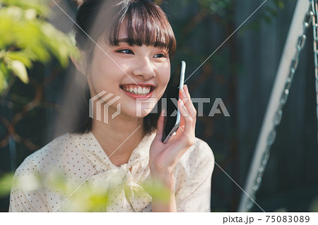 10代女子のスマホ音声通話 10代女子のスマホ音声通話 75083089