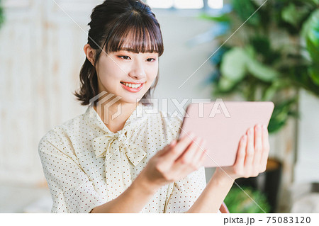 タブレットと10代後半女子 75083120