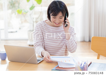 テレワーク　スマホで会話する女性 75083148