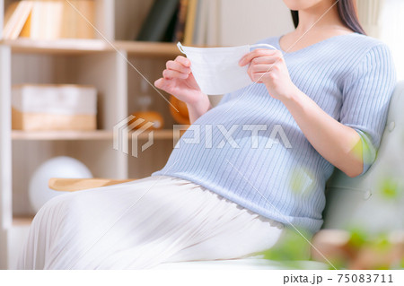 マスクをつける 外す妊婦 マスクをつける 外す妊婦 75083711