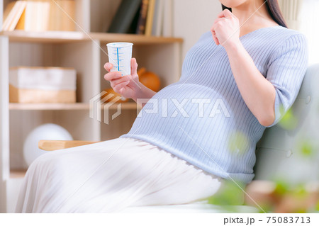 検尿カップ　妊婦　持参尿　考える　疑問　不安　心配　 75083713