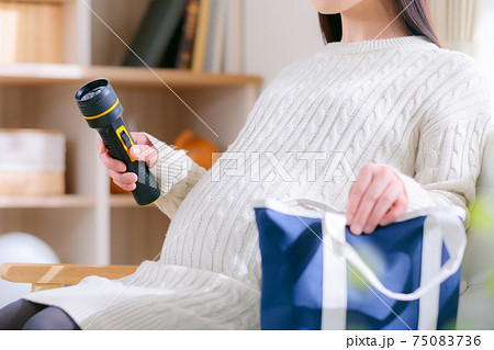 懐中電灯を準備する妊婦 防災グッズ 懐中電灯を準備する妊婦 防災グッズ 75083736