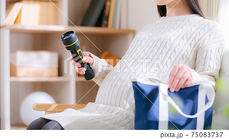 懐中電灯を準備する妊婦 防災グッズ 16:9 懐中電灯を準備する妊婦 防災グッズ 16:9 75083737