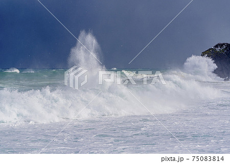 波イメージ　 75083814