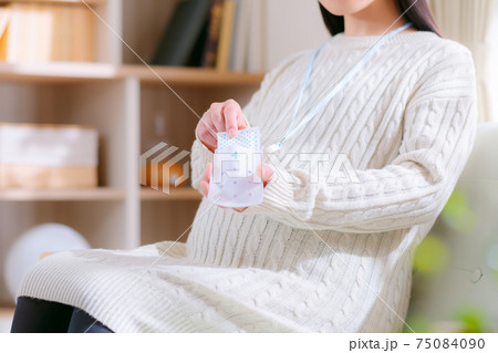 空間除菌グッズを使用する妊婦 空間除菌グッズを使用する妊婦 75084090