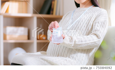 空間除菌グッズを使用する妊婦　16:9 75084092