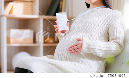 空間除菌グッズを使用する妊婦 16:9 空間除菌グッズを使用する妊婦 16:9 75084095