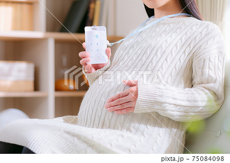 空間除菌グッズを使用する妊婦 空間除菌グッズを使用する妊婦 75084098