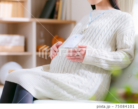空間除菌グッズを使用する妊婦　4:3 75084101