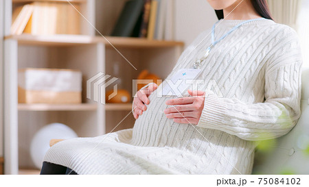 空間除菌グッズを使用する妊婦　16:9 75084102