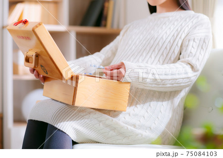薬箱から薬を取り出す妊婦　 75084103