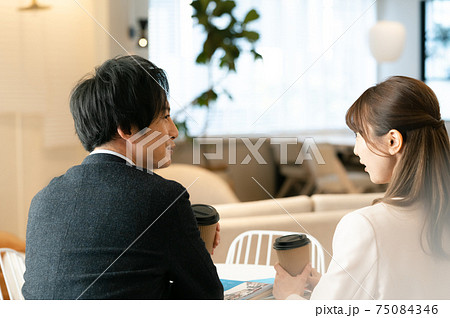 婚活中の男女 75084346