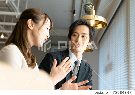 婚活中の男女 75084347