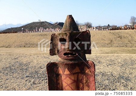 古墳王国群馬・保渡田古墳群の埴輪の立ち並ぶ風景 75085335