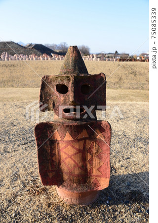 古墳王国群馬・保渡田古墳群の埴輪の立ち並ぶ風景 75085339